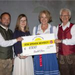 Gruppenfoto mit Scheckübergabe: Von links nach rechts stehen Christian Schmidbauer (Bachl Chor), Katharina Hintersteiner (Vorstandsmitglied der OÖ Kinder-Krebs-Hilfe), Marlene Bremberger und Rudolf Königsecker (beide Bachl Chor). Sie halten gemeinsam einen großen Spendenscheck über €4.500, ausgestellt im Juli 2025 zugunsten der OÖ Kinder-Krebs-Hilfe. Auf dem Scheck steht: „JEDE SPENDE BEWEGT!“. Alle Personen lächeln in die Kamera.