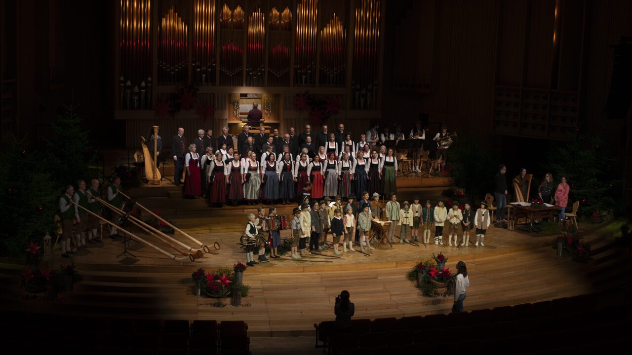 Bühne mit Sänger und Musiker