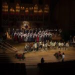 Bühne mit Sänger und Musiker