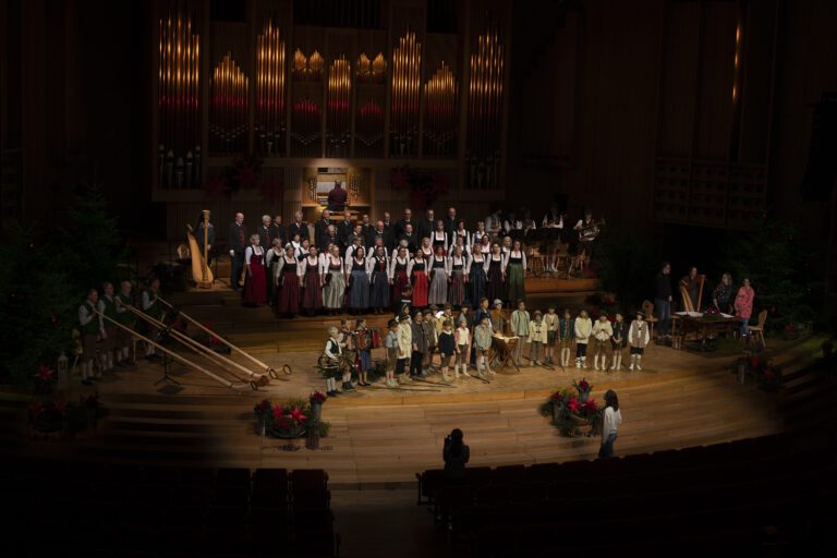 Bühne mit Sänger und Musiker