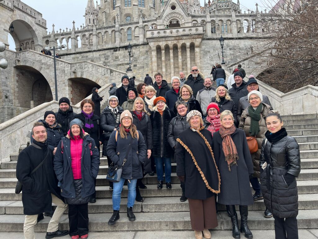 Chor auf Treppe vor Buda