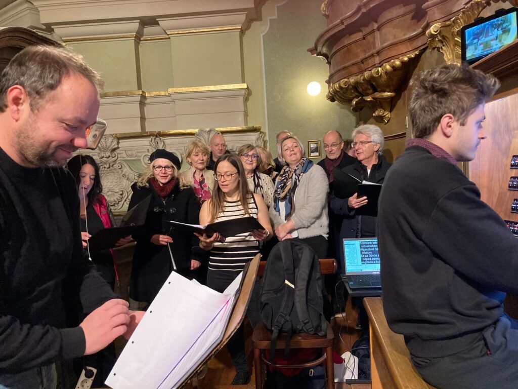 Schnappschuss von Empore der St. Anna Kirche von Chor, Leiter, Organist