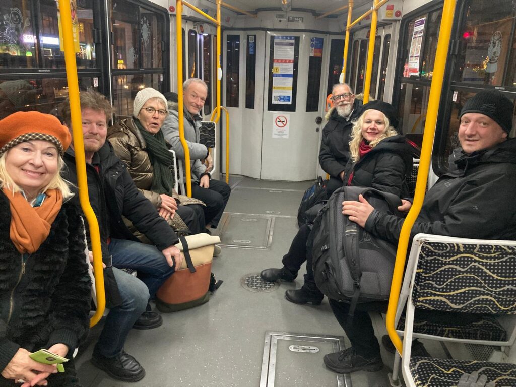 Chormitglieder in der Metro von Budapest