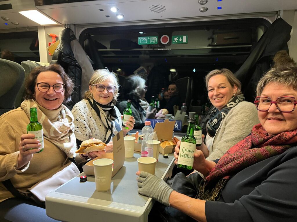 4 Personen im Zug nach Budapest