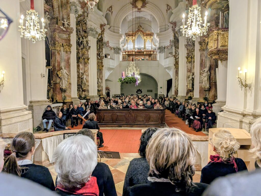 Foto Richtung Sitzplätze und Publikum Minoritenkirchen