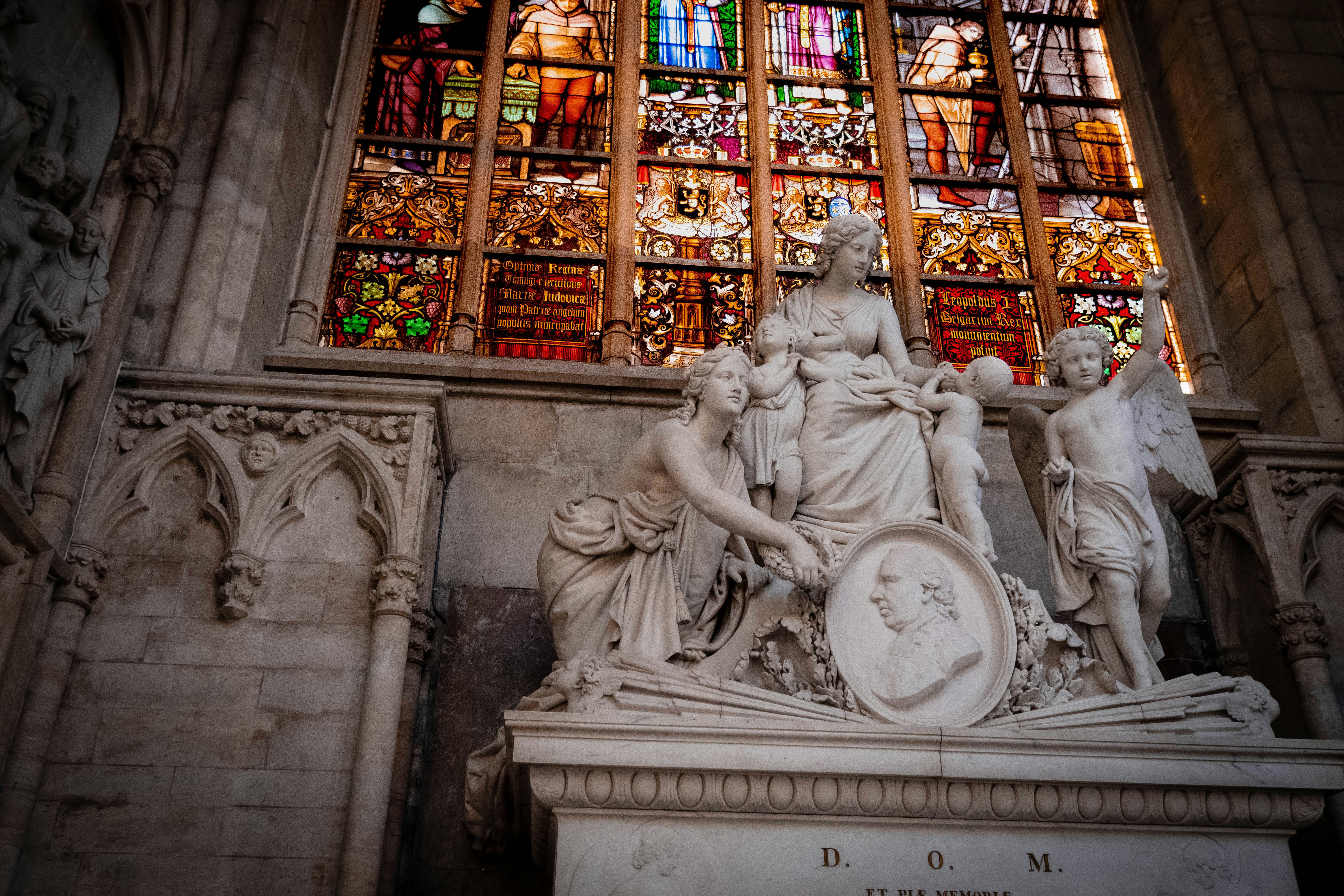 Statue aus weißen Beton, Cathedral of St. Michael and St. Gudula, Bruxelles
